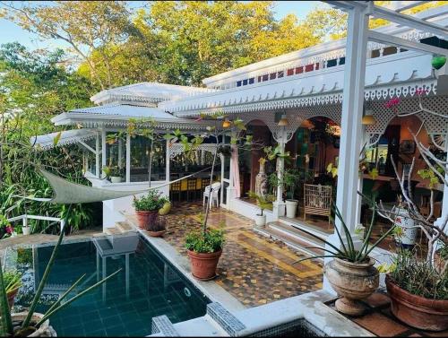 a house with a swimming pool and some plants at Villa Turrubares in San Pablo
