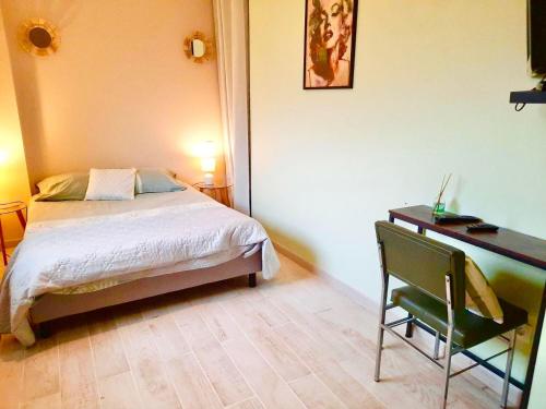 Ένα ή περισσότερα κρεβάτια σε δωμάτιο στο Gîte confortable près de Saumur : 2 chambres, jardin clos, terrasse, proche sites touristiques - FR-1-622-4