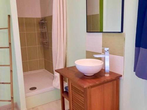 Ένα μπάνιο στο Gîte confortable près de Saumur : 2 chambres, jardin clos, terrasse, proche sites touristiques - FR-1-622-4