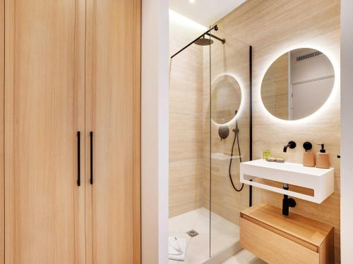 une salle de bain avec un lavabo et une douche dans l'établissement Authentic apartment - 3BR 6P - Moulin Rouge, à Paris