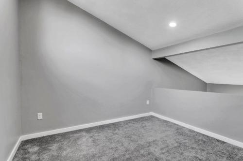 Φωτογραφία από το άλμπουμ του Private King Bedroom with Private Bath and Loft σε Μπέρλιγκτον