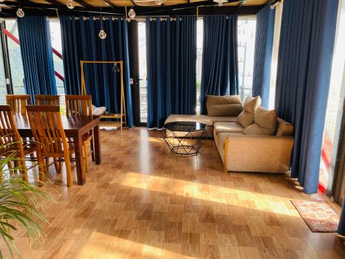 a living room with a couch and a table at Nhà Trên Mây - Homstay Tam Đảo in Tam Ðảo
