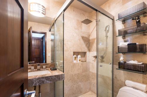 Koupelna v ubytování Ocean Front Penthouse Newly Renovated, Sleeps 6, Casa Agua, Girasol