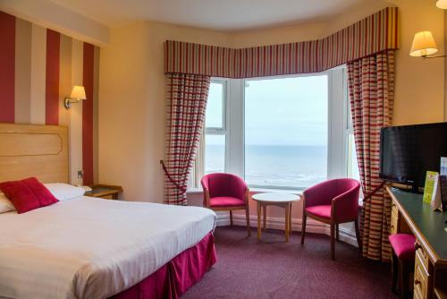 Televisyen dan/atau pusat hiburan di Claremont Hotel - All Inclusive!