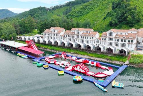 une vue aérienne d'un parc aquatique avec de nombreux toboggans aquatiques dans l'établissement Hongcheon Monterio Resort, à Hongcheon