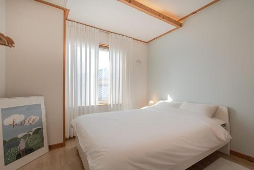Postel nebo postele na pokoji v ubytování Jeju Broccoli BNB