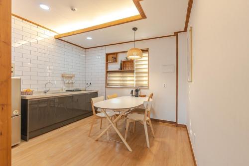 Kuchyň nebo kuchyňský kout v ubytování Jeju Broccoli BNB