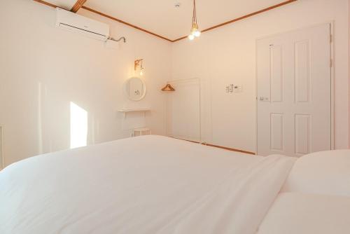Postel nebo postele na pokoji v ubytování Jeju Broccoli BNB