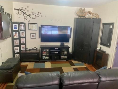 Μια τηλεόραση ή/και κέντρο ψυχαγωγίας στο Woodside room