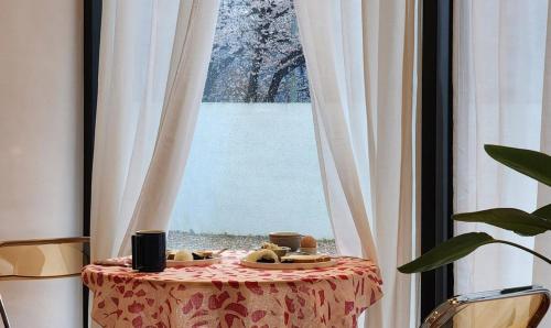 a table with a red table cloth and a window at Stay Jirisan Ahchim in Masal-li