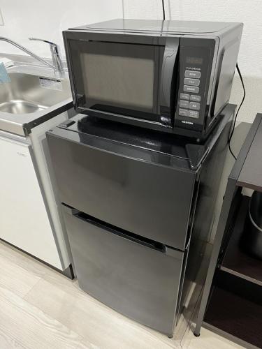 a microwave oven sitting on top of two drawers at Stellar西糀谷 301 in Tokyo