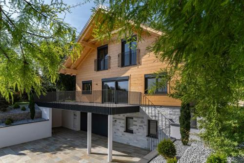 a house with a balcony on the side of it at Chalet Kremstalblick in Neuhofen an der Krems