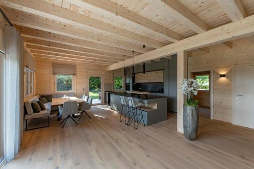 an open kitchen and living room of a wooden house at Chalet Kremstalblick in Neuhofen an der Krems