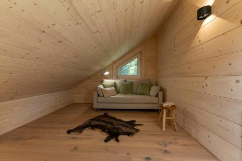a living room with a couch in a cabin at Chalet Kremstalblick in Neuhofen an der Krems