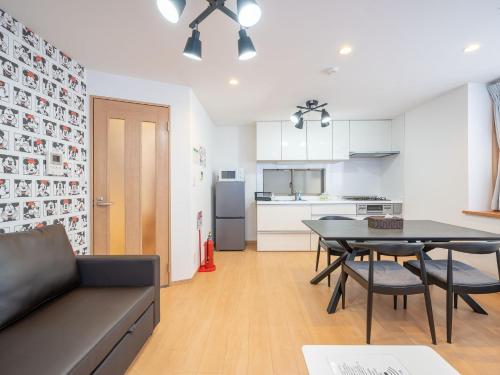 a living room with a dining room table and a kitchen at Familia Omorikaigan in Tokyo