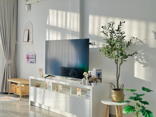 TV a/nebo společenská místnost v ubytování The Summer House Hatyai