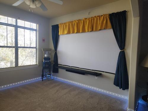 Φωτογραφία από το άλμπουμ του Movie Themed Family Get-a-way! Sleeps 7 Popcorn, Snacks, and Drinks, Included - Pools are still OPEN! στη Σάρλοτ