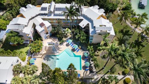 uma vista aérea de um resort com uma piscina em Canella Beach Hotel em Le Gosier