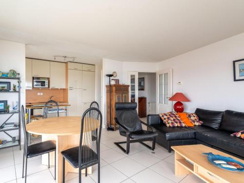 un salon avec un canapé et une table dans l'établissement Arcachon, T3 lumineux avec 2 chambres, terrasse et parking privé - FR-1-319-7, à Arcachon