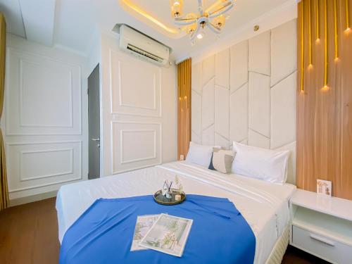 Voodi või voodid majutusasutuse Good and Warm 2BR at Transpark Cibubur Apartment By Travelio toas
