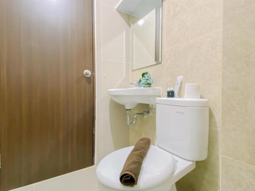 Vannituba majutusasutuses Good and Warm 2BR at Transpark Cibubur Apartment By Travelio