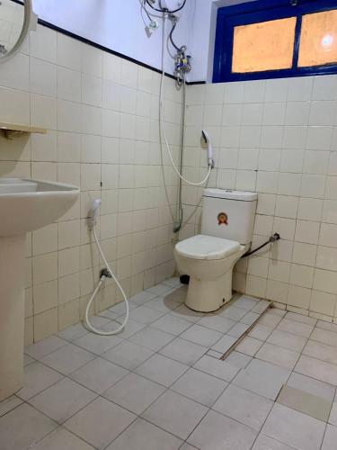 a bathroom with a toilet and a sink at CLA Holiday Bungalow & Restaurant in Nuwara Eliya
