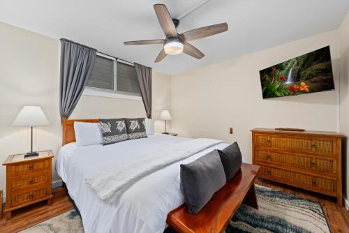 a bedroom with a bed and a ceiling fan at 402 Kona Alii in Kailua-Kona