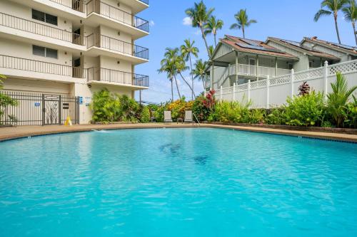 a swimming pool in front of a building at 402 Kona Alii in Kailua-Kona