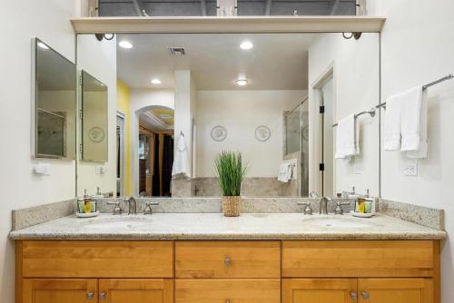 een badkamer met twee wastafels en een grote spiegel bij 2001 Fairways at Mauna Lani in Waikoloa
