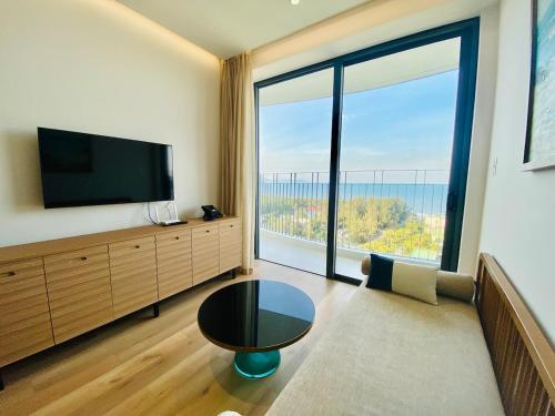 Hà My Tây (2)にあるCoastal Apt Panoramic Oceanview Free Swimmingpoolのリビングルーム(テレビ、大きな窓付)
