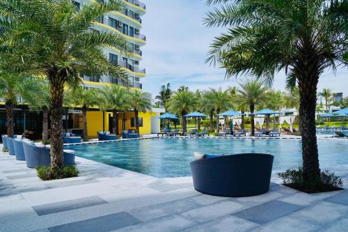 Coastal Apt Panoramic Oceanview Free Swimmingpoolの敷地内または近くにあるプール