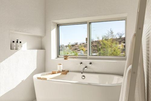 Ένα μπάνιο στο Panorama House as Featured in Dwell