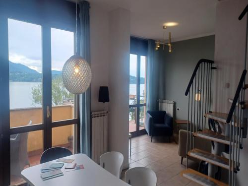 Ruang duduk di Nice appartment with terrace and stunning lake view