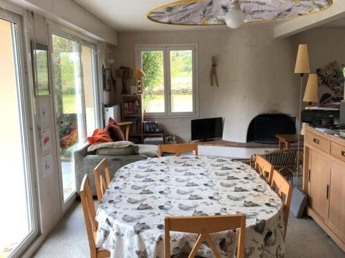 Il comprend un salon avec une table et des chaises ainsi qu'une cuisine. dans l'établissement Maison spacieuse à Carnac, 5 pièces, 5000m² jardin, animaux OK, parking, proche plages - FR-1-377-96, à Carnac