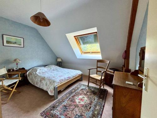 une chambre avec un lit, une table et une fenêtre dans l'établissement Maison spacieuse à Carnac, 5 pièces, 5000m² jardin, animaux OK, parking, proche plages - FR-1-377-96, à Carnac