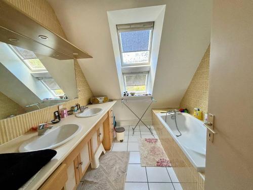 une salle de bain avec deux lavabos et une baignoire dans l'établissement Maison spacieuse à Carnac, 5 pièces, 5000m² jardin, animaux OK, parking, proche plages - FR-1-377-96, à Carnac