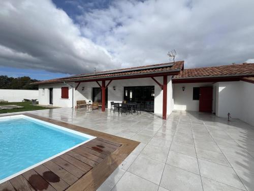 Cambo-les-Bains : Maison 3 Pièces, Piscine Privée, Internet, Parking - FR-1-495-148