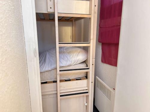 - une échelle dans une chambre avec un lit dans l'établissement Studio cabine 4 pers, skis aux pieds, centre de Risoul - FR-1-330-588, à Risoul