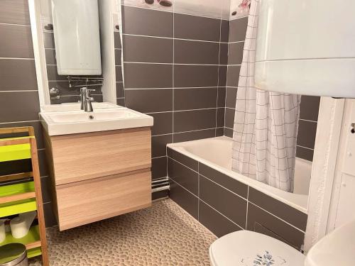 une salle de bain avec un lavabo, des toilettes et une douche dans l'établissement Studio cabine 4 pers, skis aux pieds, centre de Risoul - FR-1-330-588, à Risoul