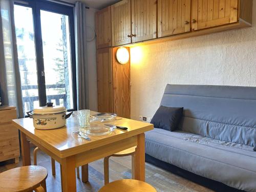 un salon avec un canapé et une table dans l'établissement Studio cabine 4 pers, skis aux pieds, centre de Risoul - FR-1-330-588, à Risoul