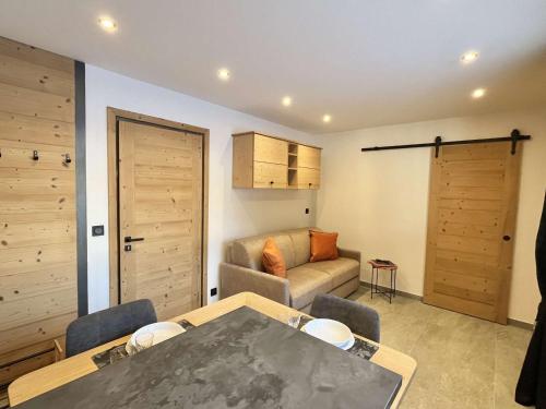 un salon avec une table et un canapé dans l'établissement Studio confortable proche du centre avec parking, navette et randonnées à Megève - FR-1-597-190, à Megève