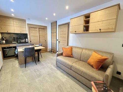 un salon avec un canapé et une cuisine dans l'établissement Studio confortable proche du centre avec parking, navette et randonnées à Megève - FR-1-597-190, à Megève
