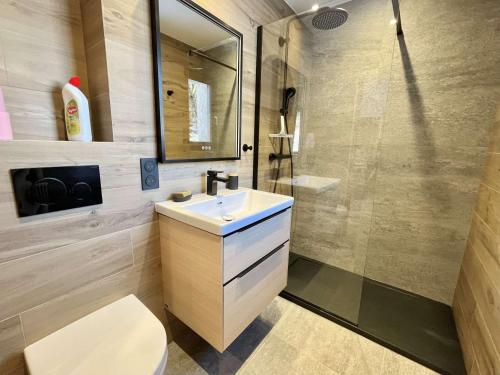 une salle de bain avec un lavabo et une douche dans l'établissement Studio confortable proche du centre avec parking, navette et randonnées à Megève - FR-1-597-190, à Megève