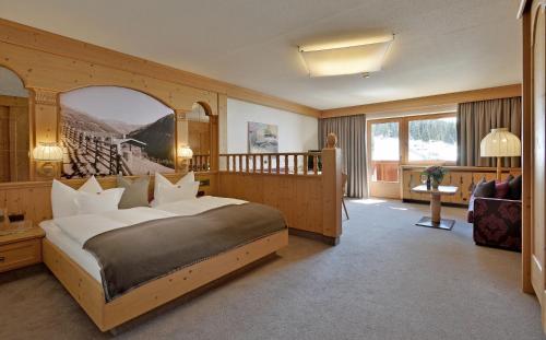 Postel nebo postele na pokoji v ubytování Hotel Almhof