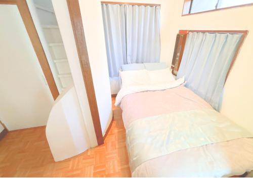 two beds sitting next to each other in a room at Rooftop Haven 新小岩 in Tokyo