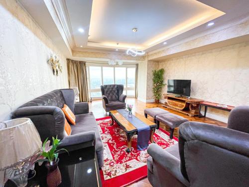 マニラにあるStunning & Luxury 4BR in Manila Bay White Beachのソファとテレビ付きの広いリビングルーム