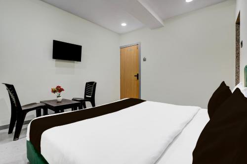 Televisyen dan/atau pusat hiburan di Super Collection O Adajan Formerly Hotel Sky Palace