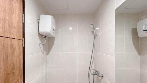 Koupelna v ubytování The Luxury Studio at Delft Ciputra Makassar Apartment By Travelio