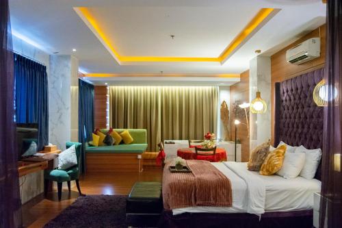 Postel nebo postele na pokoji v ubytování Royal Asnof Hotel Pekanbaru