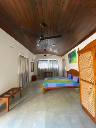 Una cama o camas en una habitación de Roy Villa Beach Front